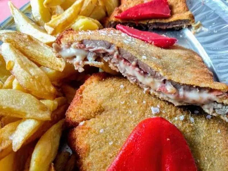 Especialidad del Restaurante Distinto. Cachopo